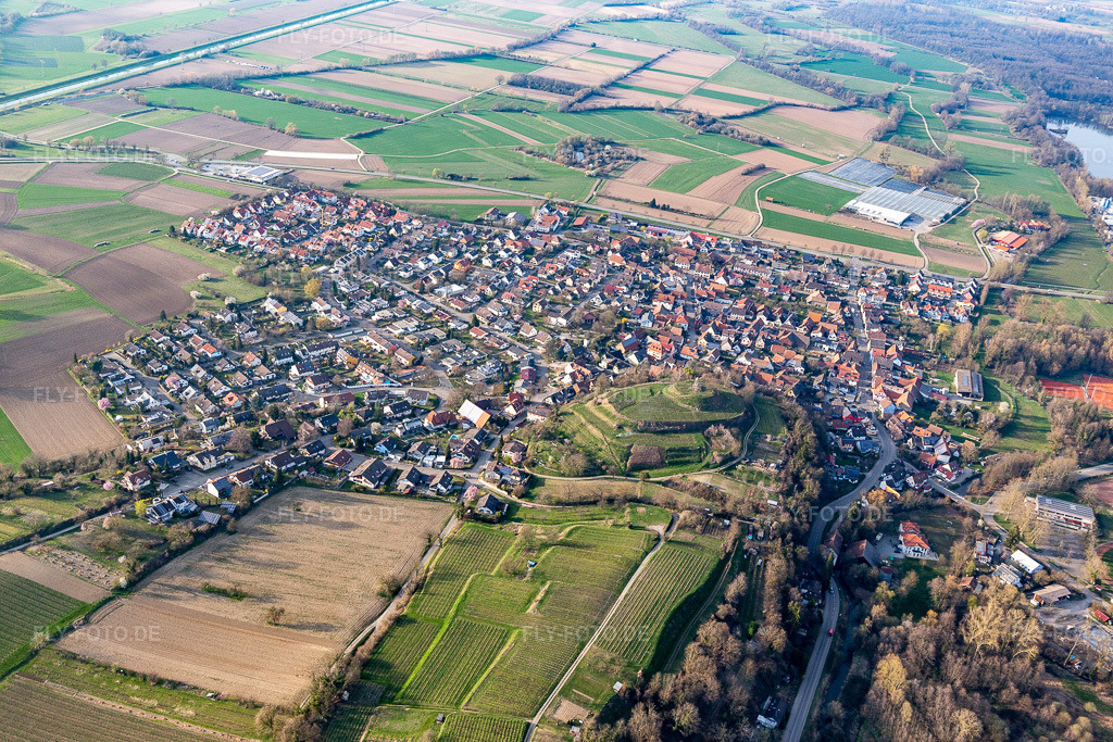 Luftbild: Landwirtschaftliche Nutzflächen und Feldgrenzen umsäumen das Siedlungsgebiet des Dorfes im Ortsteil Nimburg in Teningen im Bundesland Baden-Württemberg in Deutschland. Foto: IMG_113111.jpg vom 22.03.2019 durch Werner Riehm/FLY-FOTO.de