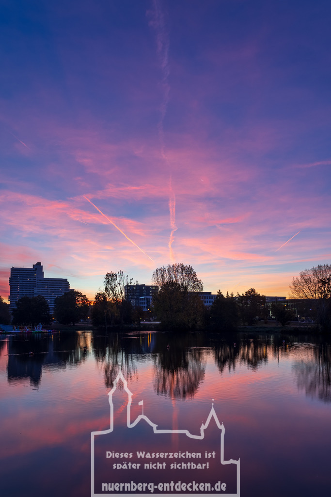 Lila Himmel über Nürnberg | Eine schöner Sonnenaufgang über Nürnberg im Herbst. Der Himmel verfärbt sich lila wird wunderschön auf der Wasseroberfläche des Wöhrder Sees reflektiert.  - Realisiert mit Pictrs.com