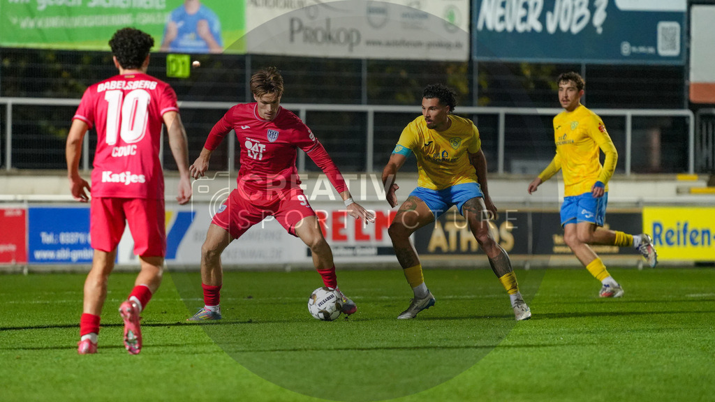 Fußball, Herren, Saison 2025/2026, Regionalliga Nordost, 13. Spieltag, FSV 63 Luckenwalde vs. SV Babelsberg 03, Freitag 24.10.2025, Werner-Seelenbinder-Stadion Luckenwalde, | Fußball, Herren, Saison 2025/2026, Regionalliga Nordost, 13. Spieltag, FSV 63 Luckenwalde vs. SV Babelsberg 03, Freitag 24.10.2025, Werner-Seelenbinder-Stadion Luckenwalde, Im Bild: Luis Müller (l. Babelsberg) und Andreas Pollasch (r. Luckenwalde) - Realisiert mit Pictrs.com