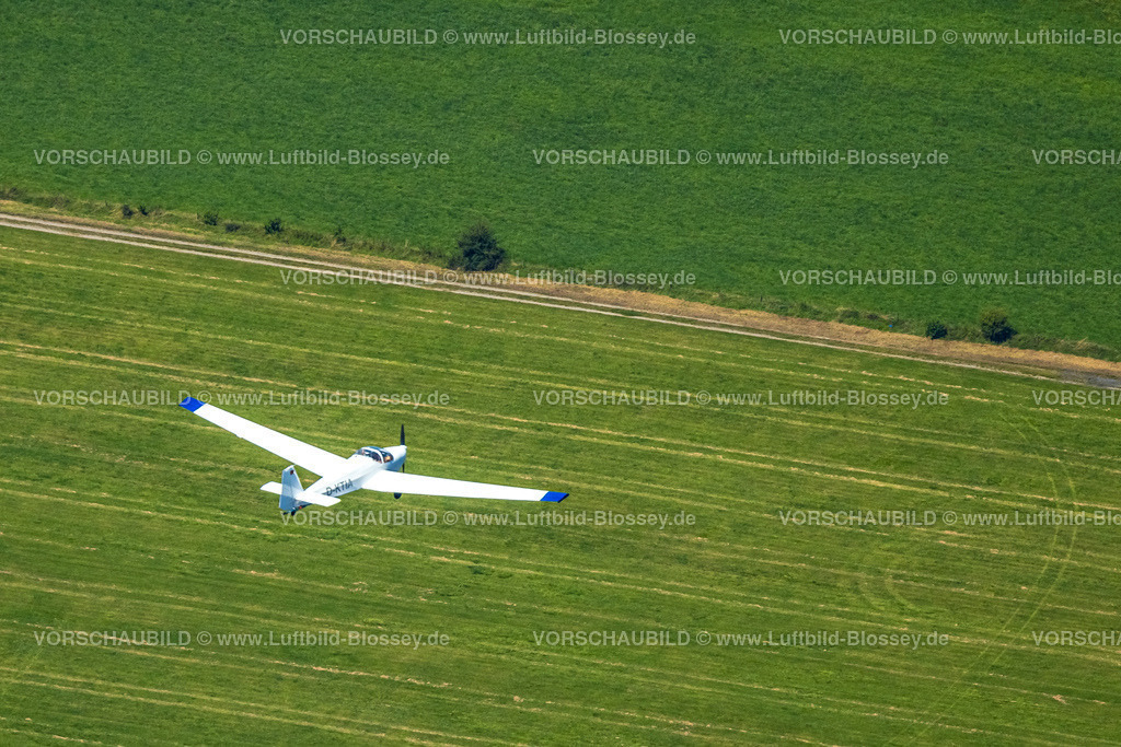 Wesel240802236 | Luftbild, Motorsegler D-KTIA über einem Feld in Wesel, Ruhrgebiet, Niederrhein, Nordrhein-Westfalen, Deutschland