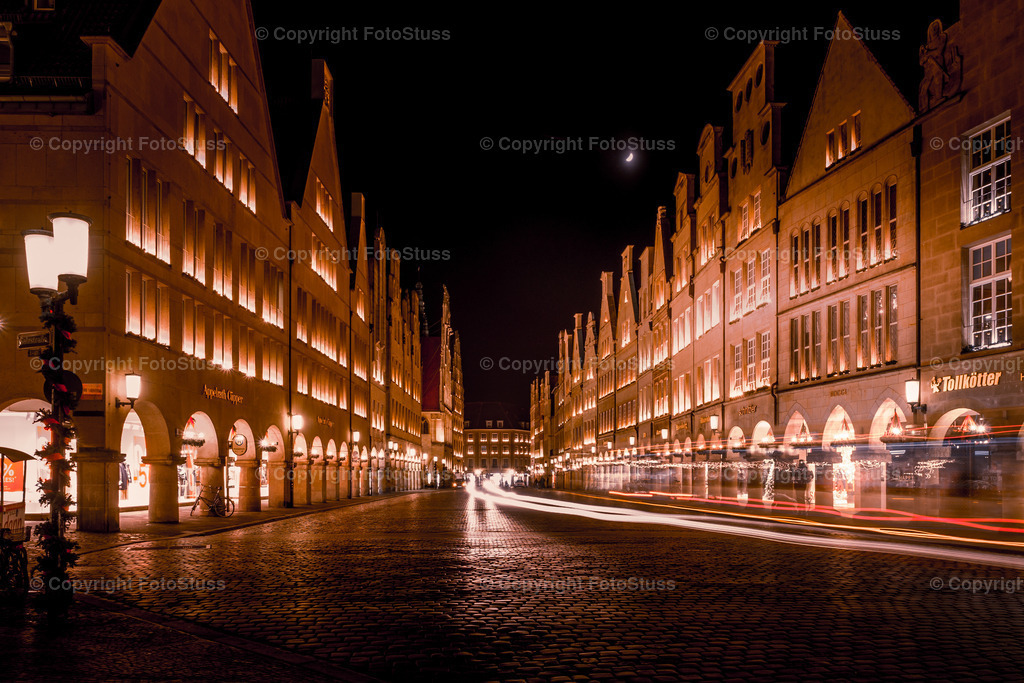 Fahrende Autos in Münster bei Nacht | Langzeitbelichtung mit fahrenden Autos und Fahrrädern in der Altstadt von Münster im Winter bei Nacht. - Realisiert mit Pictrs.com