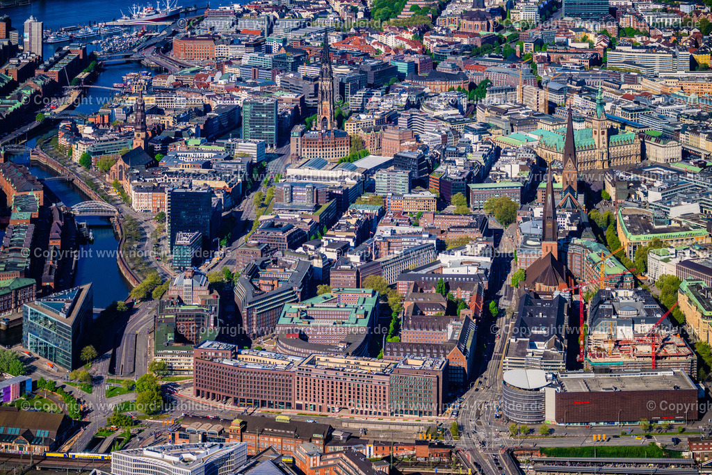 Hamburg_Mitte_Kontorhausviertel_ELS_1870270425 | HAMBURG 27.04.2025 Stadtzentrum im Innenstadtbereich an der Jakobikirchhof, Steinstraße im Ortsteil Altstadt in Hamburg, Deutschland. // The city center in the downtown area on street Jakobikirchhof, Steinstrasse in the district Altstadt in Hamburg, Germany. Foto: Martin Elsen
