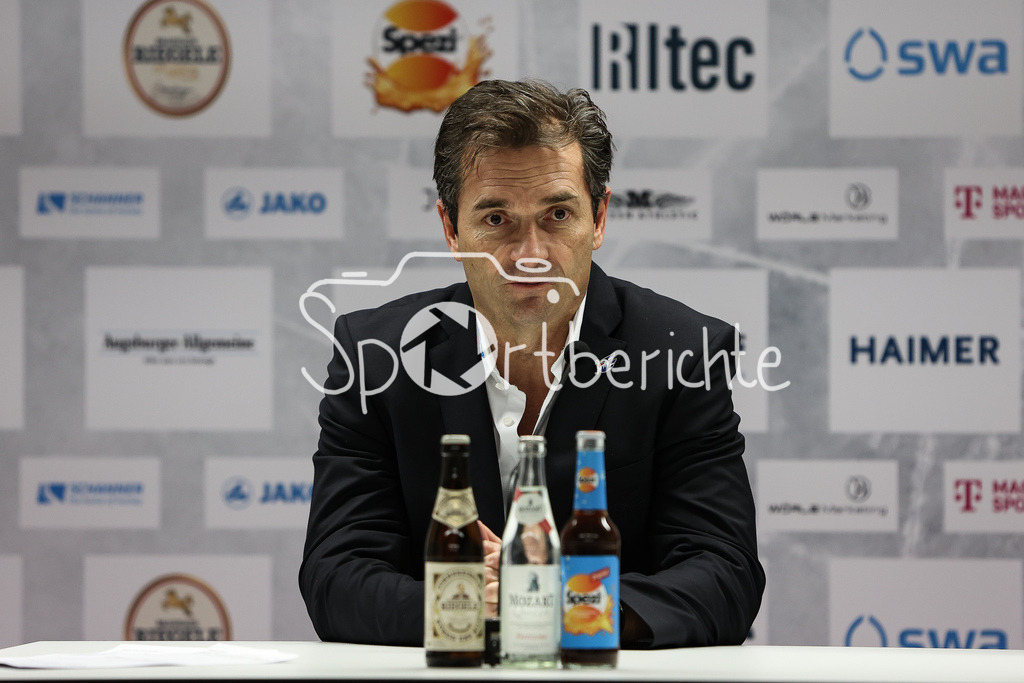 Augsburger Panther - Adler Mannheim | Adler Trainer Dallas EAKINS in Aktion  bei der Pressekonferenz nach der Partie in Augsburg / Freisteller / Einzelfoto