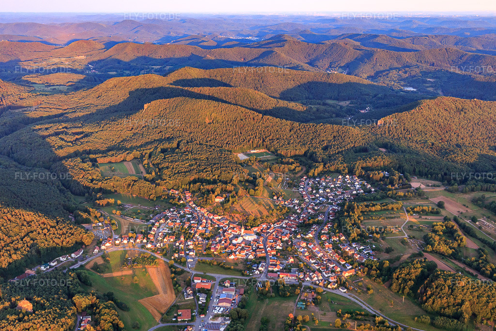 Luftbild: Dorfübersicht aus Osten im Ortsteil Gossersweiler in Gossersweiler-Stein im Bundesland Rheinland-Pfalz in Deutschland. Foto: IMG_109671.jpg vom 06.08.2018 durch Werner Riehm/FLY-FOTO.de