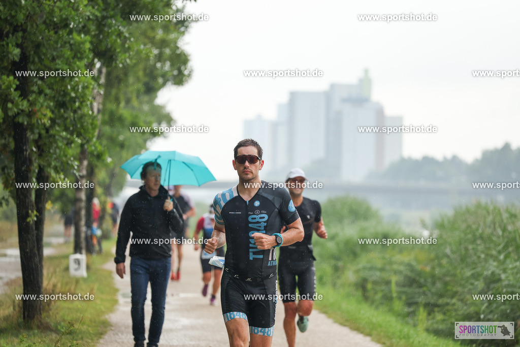 LUR_1073 | 34. M-net Erlanger Triathlon 2025 #erlangertriathlon  #mnettriathlon2025 #mnettriathlon #team #olympischedistanz #mitteldistanz #triathlon #maindonaukanal  #erlangertriathlon2025 #yourpictrs #tv1848 #tv1848erlangen  #triathlonbayern #sportinerlangen #demsportverbunden #sportshot_your_pictrs Copyright: www.sportshot.de