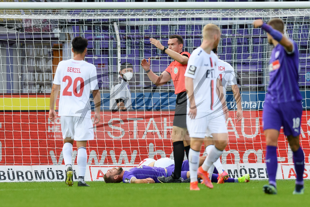 OSNVKO20210906_5 | Fussball, Herren: Marc Heider (VfL Osnabrueck) verletzt am Boden beim Spiel der 3. Liga zwischen VfL Osnabrueck und FC Viktoria Koeln im Stadion an der Bremer Bruecke am 06.09.2021 in Osnabrueck, Deutschland.DFB / DFL REGULATIONS PROHIBIT ANY USE OF PHOTOGRAPHS AS IMAGE SEQUENCES AND/OR QUASI-VIDEO. - Realisiert mit Pictrs.com