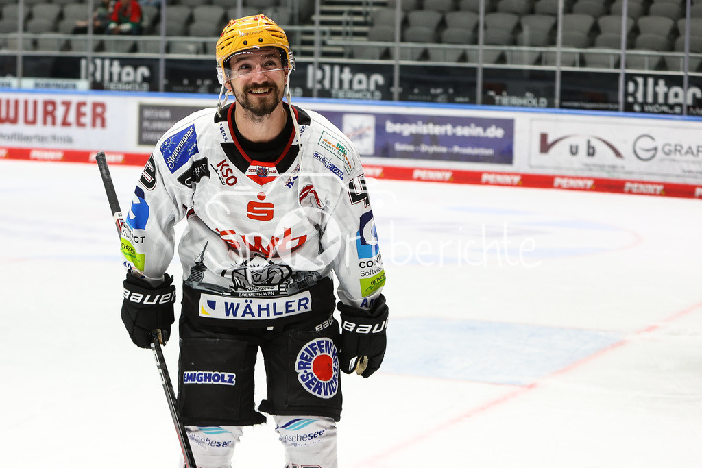 Augsburger Panther - Fischtown Pinguins Bremerhaven | Skyler McKENZIE (BHV #43) feiert nach dem Sieg in Augsburg mit den mitgereisten Fans