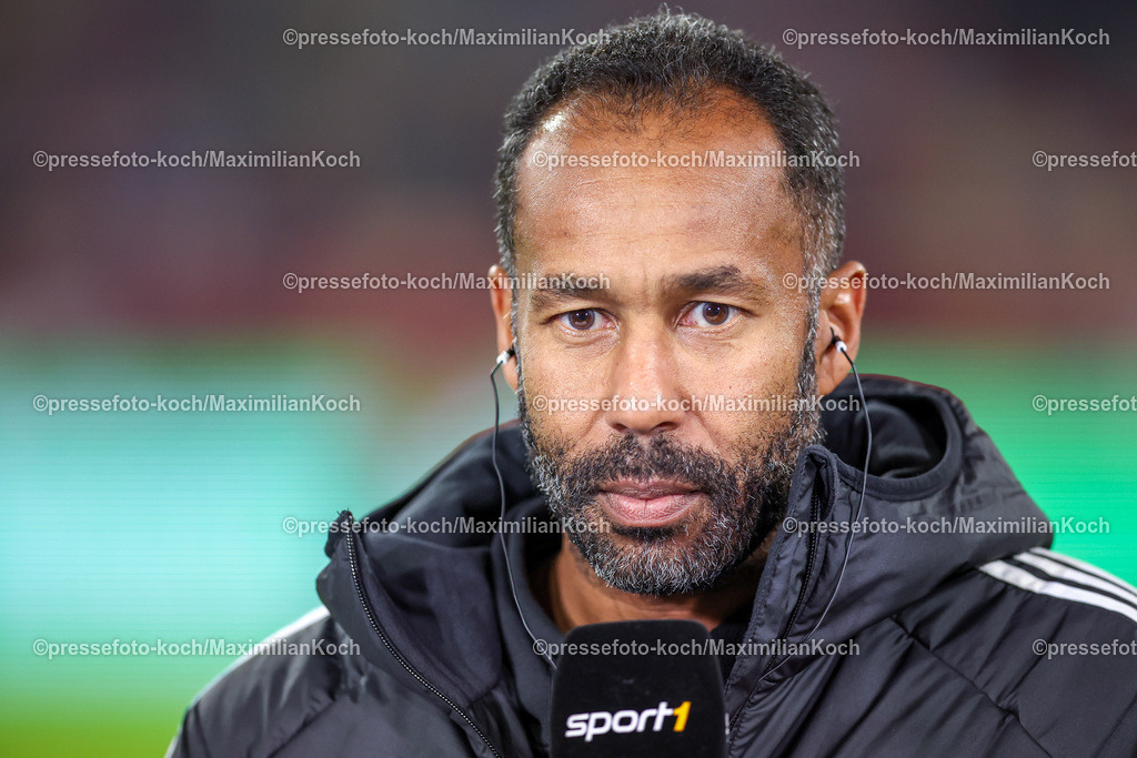 Due09112401001 | 09.11.2024, Fußball, Fortuna Düsseldorf - SC Paderborn 07, 2. Bundesliga, Merkur Spiel-Arena, Saison 2024 2025: Cheftrainer Daniel Thioune (Trainer Fortuna Düsseldorf)DFB regulations prohibit any use of photographs as image sequences and or quasi-video.