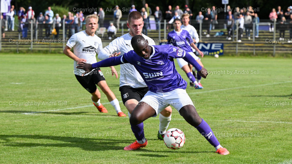 VfR Neumünster vs Eckernförder SV | Moshood Adesanya (VfR #9) / Jesse Siemonsen (ESV #14) - Fußball-Oberliga Männer 2024/2025 / VfR Neumünster vs Eckernförder SV / VfR-Stadion / Neumünster / 15.09.24 - Realisiert mit Pictrs.com