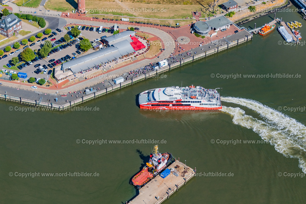 Cuxhaven_Halunder_Jet_ELS_7659130822 | CUXHAVEN 13.08.2022 Fahrt eines Fähr- Schiffes " Katamaran Halunder Jet der FRS Reederei" in Cuxhaven Hafen Alte Liebe im Bundesland Niedersachsen, Deutschland. // Travel of a ferry ship "Katamaran Halunder Jet der FRS Reederei" in Cuxhaven habour in the state Lower Saxony, Germany. Foto: Martin Elsen