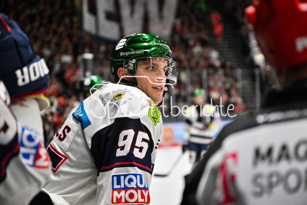 Augsburger Panther - Eisbären Berlin | aUGSBURG, GERMANY - 27. JANUARY: im Bild Frederik TIFFELS (Eisbären Berlin 95) auf der Bank der Gäste während dem Match zwischen den Augsburger Panthern und den Fischtown Pinguins am 43. Spieltag der Penny DEL im Curt Frenzel Stadion