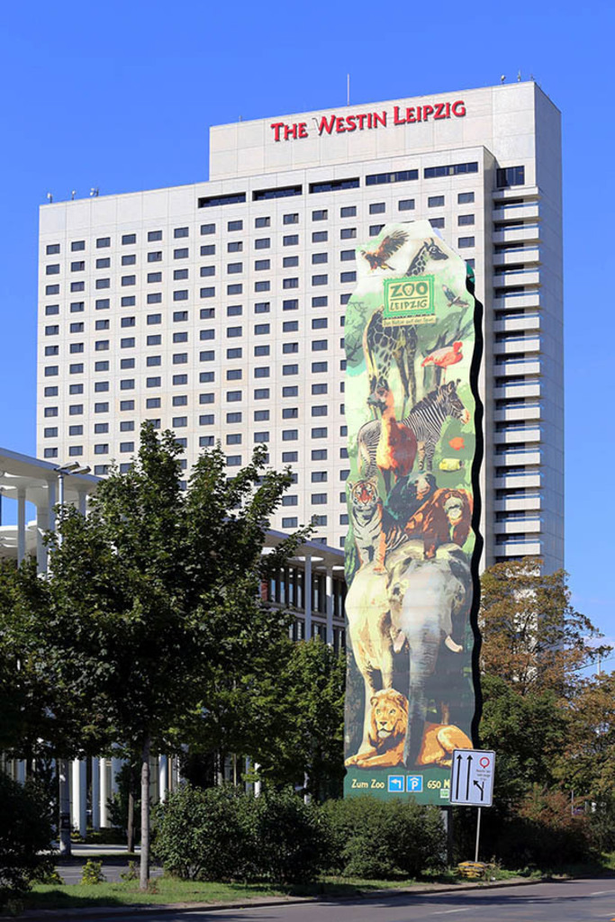 The Westin Leipzig und die Zoo-Stele | Entdecke über 20 Kategorien Leipzig-Motive: Foto-Downloads, hochwertige Poster, Leinwand- & Fine-Art-Prints. Jetzt Lieblingsfoto im Bildlexikon Leipzig Shop bestellen!