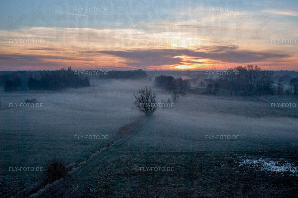 Sonnenaufgang und Nebel auf einem Feld in Minfeld färbt den Himmel gelb und orange | Luftbild: Sonnenaufgang und Nebel auf einem Feld in Minfeld färbt den Himmel gelb und orange im Ortsteil Büchelberg in Wörth im Bundesland Rheinland-Pfalz in Deutschland. Foto: IMG_63007.jpg vom 20.03.2014 durch Werner Riehm/FLY-FOTO.de - Realisiert mit Pictrs.com