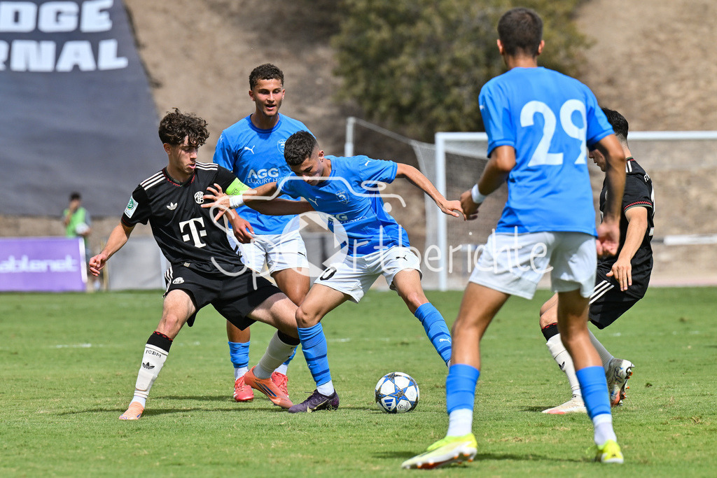 Papohs FC U19 - FC Bayern München U19 | Im Duell David DAIBER (FCB #6) und Andreas CHRISTOFOROU (Paphos FC U19 70) / Zweikampf / UEFA Youth League: Paphos FC U19 - FC Bayern München U19; Stelios Kyriakides Stadium am 30.09.2025