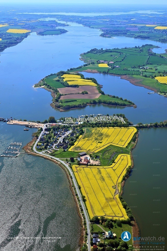 Luftbild Ostseefjord Schlei, Boren-Lindaunis Schleibrücke, Campingplatz Lindaunis, Sportboothafen Lindaunis | Lindau ist ein Ortsteil der Gemeinde Boren im schleswig-holsteinischen Kreis Schleswig-Flensburg und liegt auf der Halbinsel Angeln südlich von Flensburg. Der Ort wurde erstmals 1488 unter dem Namen van Linda erwähnt, 1496 findet sich die Form tor Lyndowe, und erhielt 1877 seinen heutigen Namen, der auf „Au bei (den) Linden“ zurückgeht.