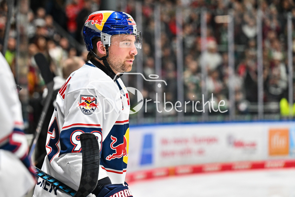 Augsburger Panther - EHC RB München | AUGSBURG, DEUTSCHLAND - 27. FEBRUAR: im Bild Maximilian KASTNER (RB München 93) an der Bande / Einzelfoto / Freisteller während dem Match zwischen den Augsburger Panthern und dem EHC RB München am 46. Spieltag der Penny DEL im Curt Frenzel Stadion