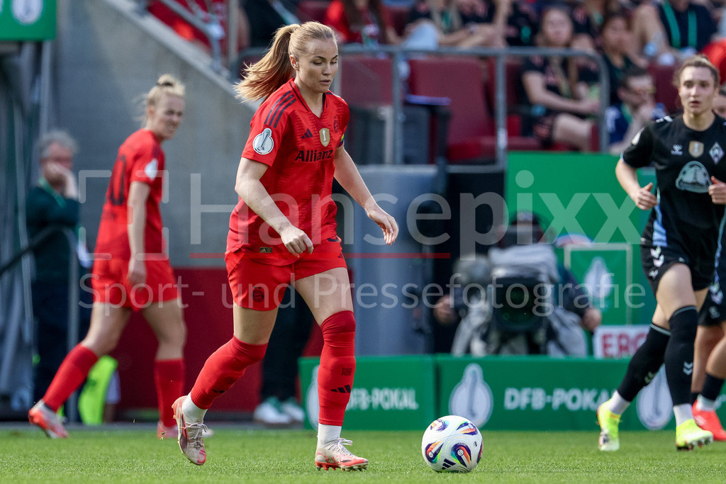 Fussball, DFB-Pokal Finale Frauen, FC Bayern München - SV Werder Bremen | Glodis Perla Viggosdottir (FC Bayern München, 4) am Ball, Einzelbild, Ganzkörper, Aktion, Action, Spielszene, DIE DFB-RICHTLINIEN UNTERSAGEN JEGLICHE NUTZUNG VON FOTOS ALS SEQUENZBILDER UND/ODER VIDEOÄHNLICHE FOTOSTRECKEN. DFB REGULATIONS PROHIBIT ANY USE OF PHOTOGRAPHS AS IMAGE SEQUENCES AND/OR QUASI-VIDEO.