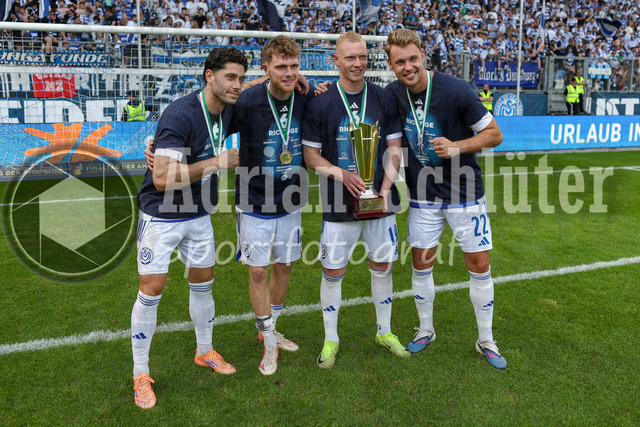 23.05.2026, GER, Fussball, Herren, Niederrheinpokal Finale, Saison 2025/2026, SC St. Tönis - MSV Duisburg | Mert Göckan (MSV Duisburg), Steffen Meuer (MSV Duisburg), Leon Müller (MSV Duisburg) und Thilo Töpken (MSV Duisburg) mit dem Niederrheinpokal