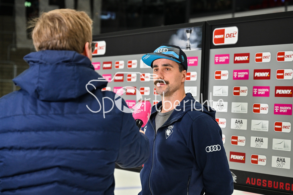 Augsburger Panther - ERC Ingolstadt | Im Bild Morgan ELLIS (ERC Ingolstadt 4) beim Interview vor der Partie bei MagentaSport, Magenta Sport beim match zwischen den Augsburger Panthern und dem ERC Ingolstadt am 13. Spieltag der Penny DEL im Curt Frenzel Stadion am 23.10.2025