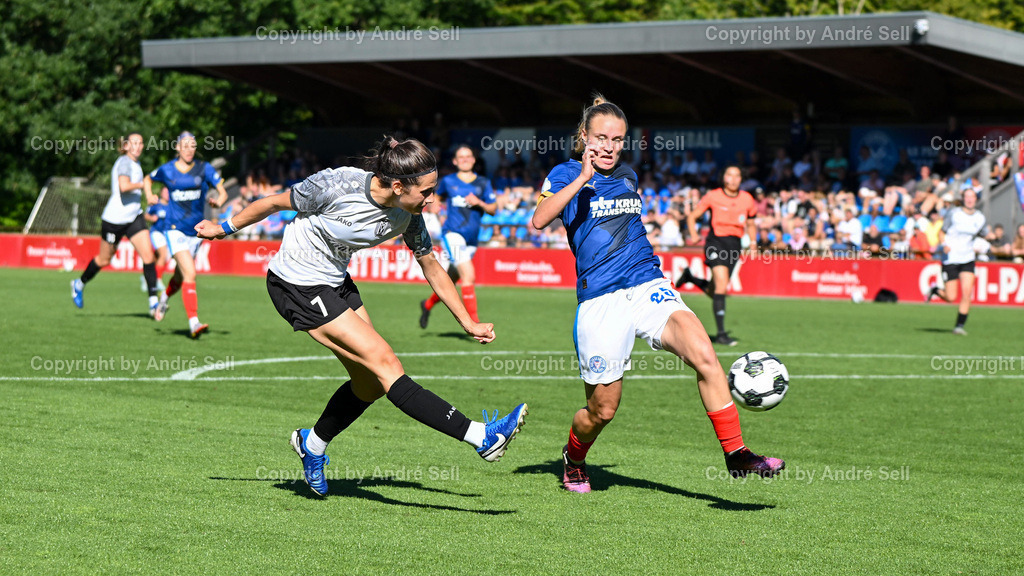 Holstein Kiel vs SV Meppen | Alia Redant (Holstein #25) / Marie Bleil (Meppen #7 scheitert mit dem Schuss an der Torfrau / Fußball-DFB-Pokal Play-Off-Runde Frauen 2025/2026 / Holstein Kiel vs SV Meppen / Citti Fussball Park - Projensdorf / Kiel / 17.08.25 - Realisiert mit Pictrs.com