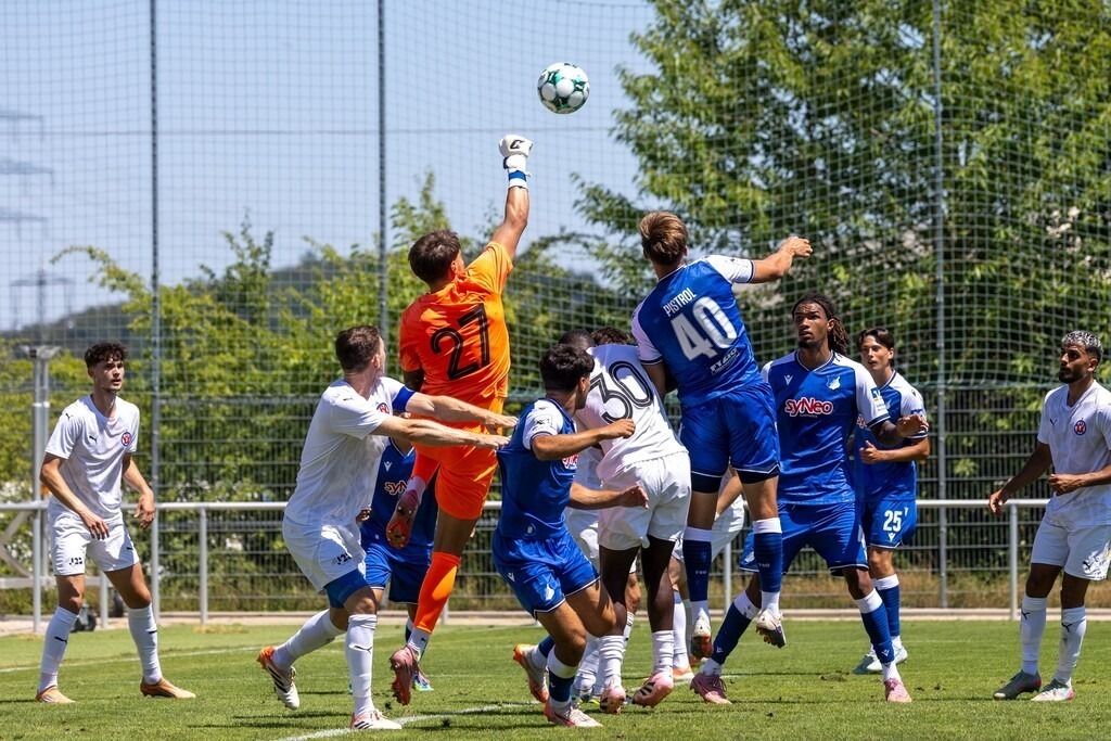 TSG Hoffenheim 2 gegen VfR Mannheim (Testspiel in der Akademie Arena Zuzenhausen) | TSG Hoffenheim 2 gegen VfR Mannheim (Testspiel in der Akademie Arena Zuzenhausen)***David Nreca-Bisinger (1, Mannheim) klärt die Situation nach Eckball Hoffenheim - Realisiert mit Pictrs.com
