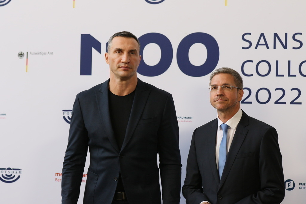 M100 Media Award: „Preis der europäischen Presse“ in Potsdam für das Ukrainische Volk verliehen. | Mit dem M100 Media Award, der sich als „Preis der europäischen Presse“ versteht, wird in diesem 
Jahr das Ukrainische Volk ausgezeichnet. Die Auszeichnung nimmt stellvertretend Wladimir 
Klitschko in der Orangerie im Park Sanssouci entgegen. Das Bild zeigt Ex-Box-Weltmeister im Schwergewicht Wladimir Klitschko und Mike Schubert, Bürgermeister von Potsdam vor der Preisverleihung.