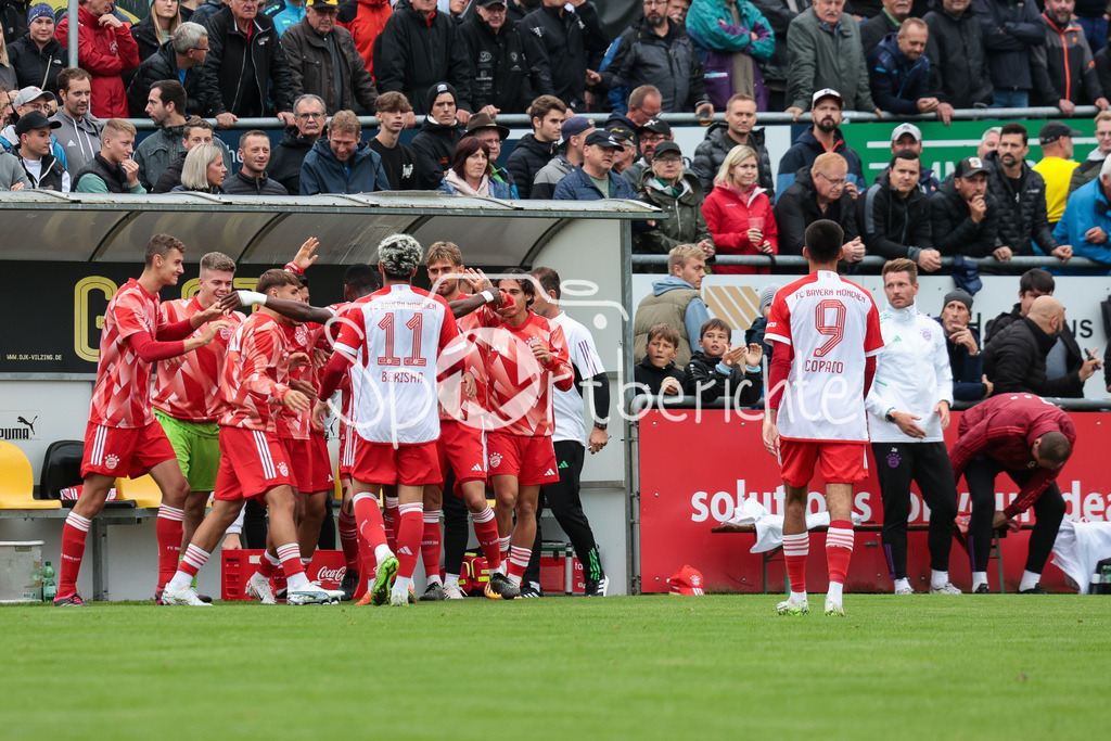 DJK Vilzing - FC Bayern Amateure | Jubel nach dem Treffer zum 0-1 durch Desire SEGBE AZANKPO (FCB 34) / Freude / Tor / Torschuetze