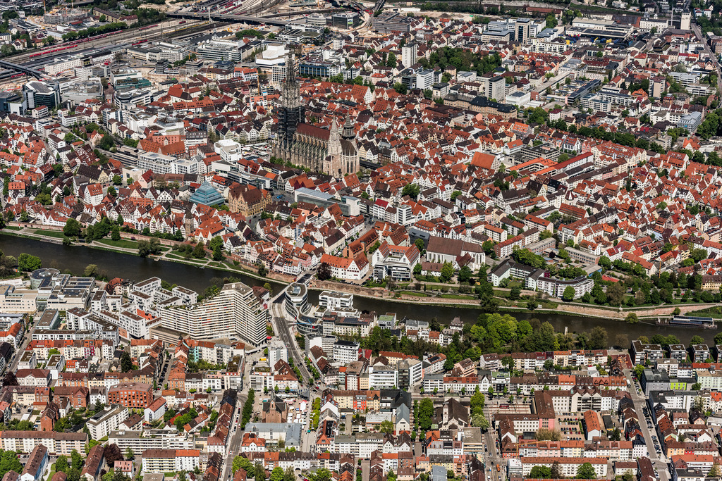 dr__0011794.jpg | ULM 10.05.2017 Stadtansicht des Innenstadtbereiches mit Ulmer Münster  in Ulm im Bundesland Baden-Württemberg, Deutschland. // City view of downtown area with Ulmer Muenster in Ulm in the state Baden-Wuerttemberg, Germany. Foto: Daniel Reiter