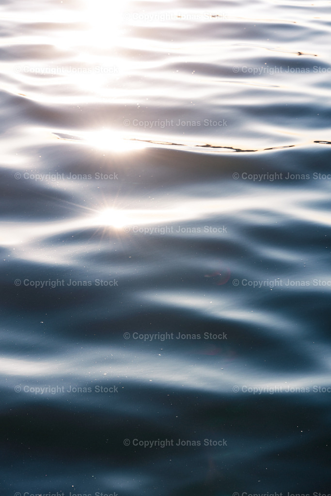 Ocean Glaze | Sunlight hits the ocean.  - Realisiert mit Pictrs.com