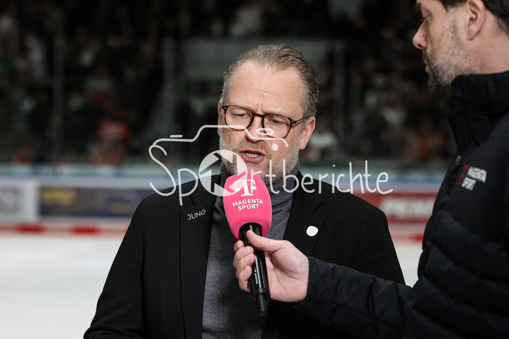 Augsburger Panther - Düsseldorfer EG | ein enttaeuschter Christof KREUTZER in Aktion stellt sich nach dem Abstieg den Fragen von MAgentaSport /