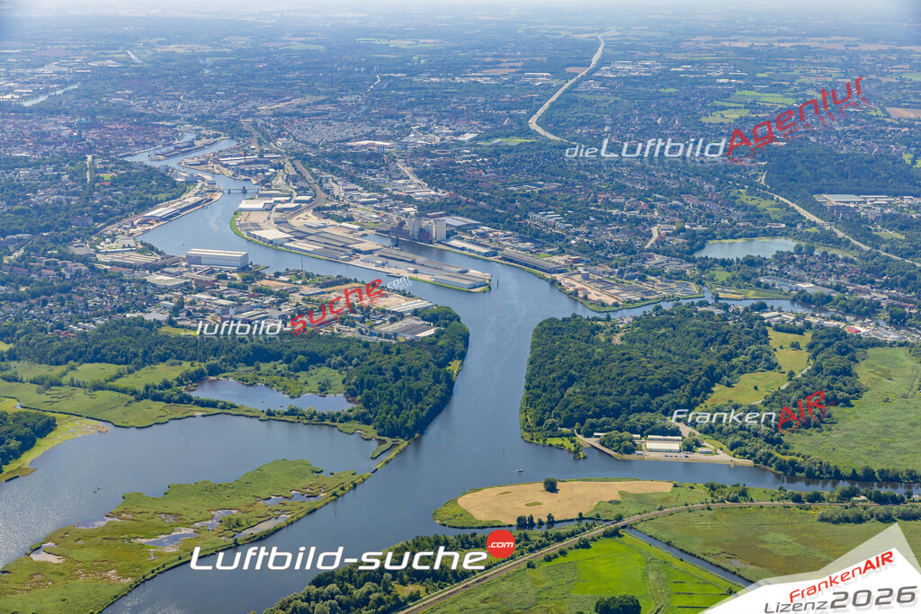 Klassische Luftaufnahme ohne Drohne zeigt:Falkenfeld bei Lübeck - Die Luftbildaufnahme wurde 2025 vom UL-Flugzeug heraus erstellt ( keine Drohnenaufnahme ) - Hochauflösende Luftaufnahme -Nicht vergleichbar mit Google Maps oder Satelittenbilder- Die Geschenkidee !Mit Lizenz und Bildrechte bestellbar