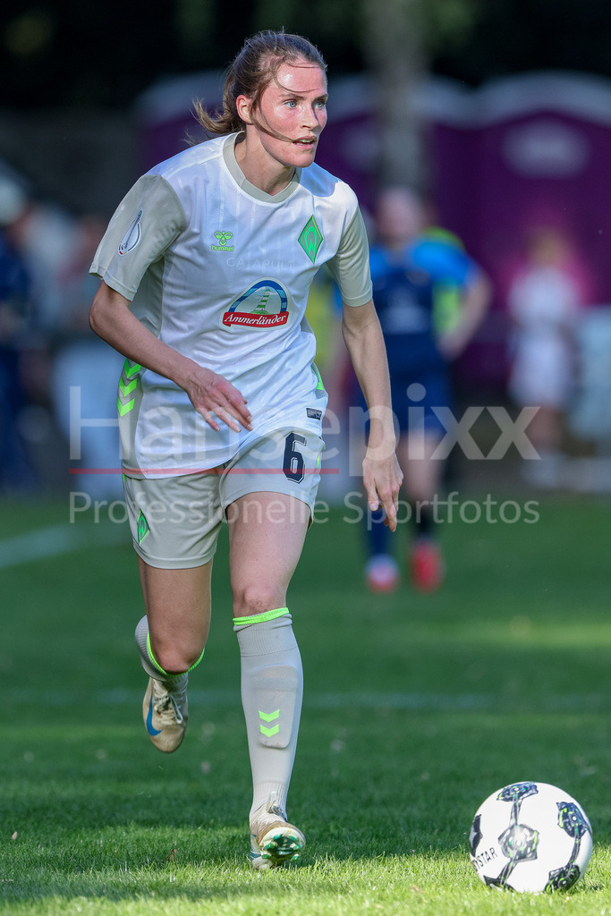 Fussball, DFB-Pokal Frauen, SC Victoria Hamburg - SV Werder Bremen | Reena Wichmann (SV Werder Bremen, 6) am Ball, Einzelbild, Ganzkörper, Aktion, Action, Spielszene, DIE DFB-RICHTLINIEN UNTERSAGEN JEGLICHE NUTZUNG VON FOTOS ALS SEQUENZBILDER UND/ODER VIDEOÄHNLICHE FOTOSTRECKEN. DFB REGULATIONS PROHIBIT ANY USE OF PHOTOGRAPHS AS IMAGE SEQUENCES AND/OR QUASI-VIDEO.
