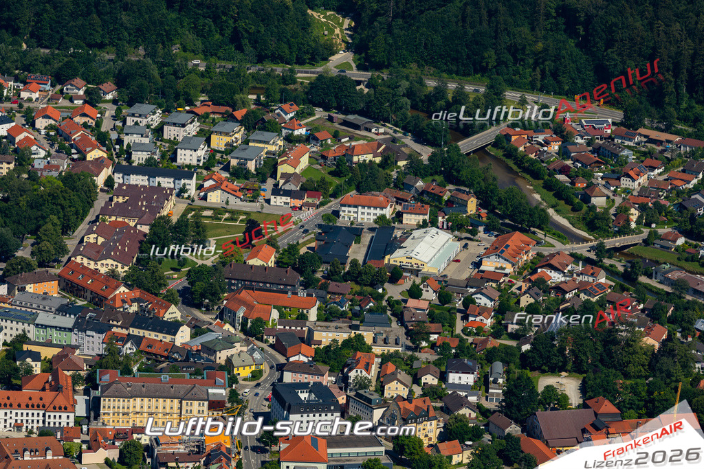 Aktuelles Luftbild von  Traunstein - Die Luftaufnahme wurde 2022 mittels UL-Flugzeug erstellt ( keine Drohne ) - hochauflösende Kamera-Systeme von  Canon -Beste Qualität - Für grossformatige Ausdrucke geeignet. Die Geschenkidee !