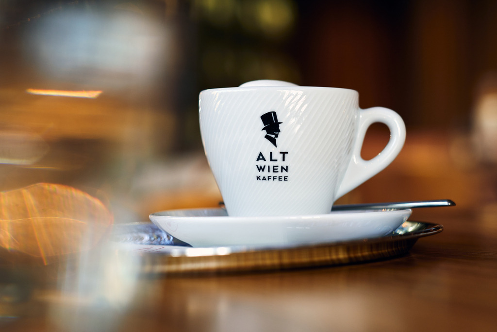 Luftburg Kolarik, eine Tasse Melange auf dem Tisch stehend | WIen, Austria - February 24, 2022; Luftburg Kolarik, eine Tasse Melange auf dem Tisch stehend. - Realisiert mit Pictrs.com