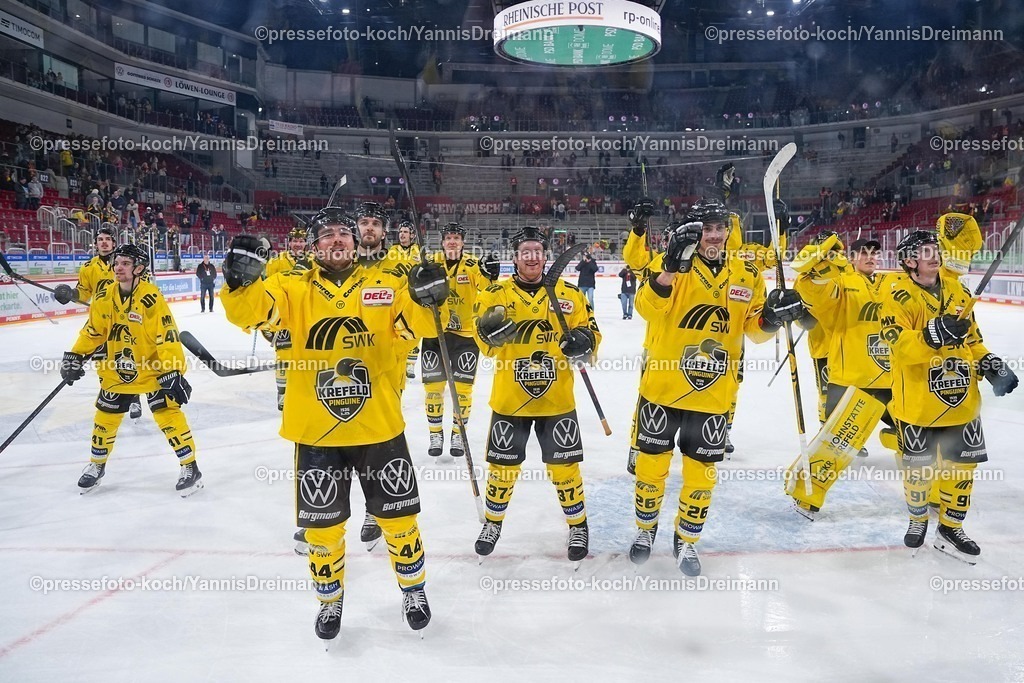 xYDRx30112501067 | 30.11.2025, xydrx, Eishockey, DEL2, Düsseldorfer EG - Krefeld Pinguine, PSD Bank Dome Düsseldorf: Zack Steven Raabe (Krefeld Pinguine #41) Zack Dybowski (Krefeld Pinguine #44) Philip Gogulla (Krefeld Pinguine #87) Max Newton (Krefeld Pinguine #37) Daniel Bruch (Krefeld Pinguine #26) Roppe Maekitalo (Krefeld Pinguine #91) bejubeln den 6:3 SiegPhoto: xYannisxDreimannxPressefotoKochx