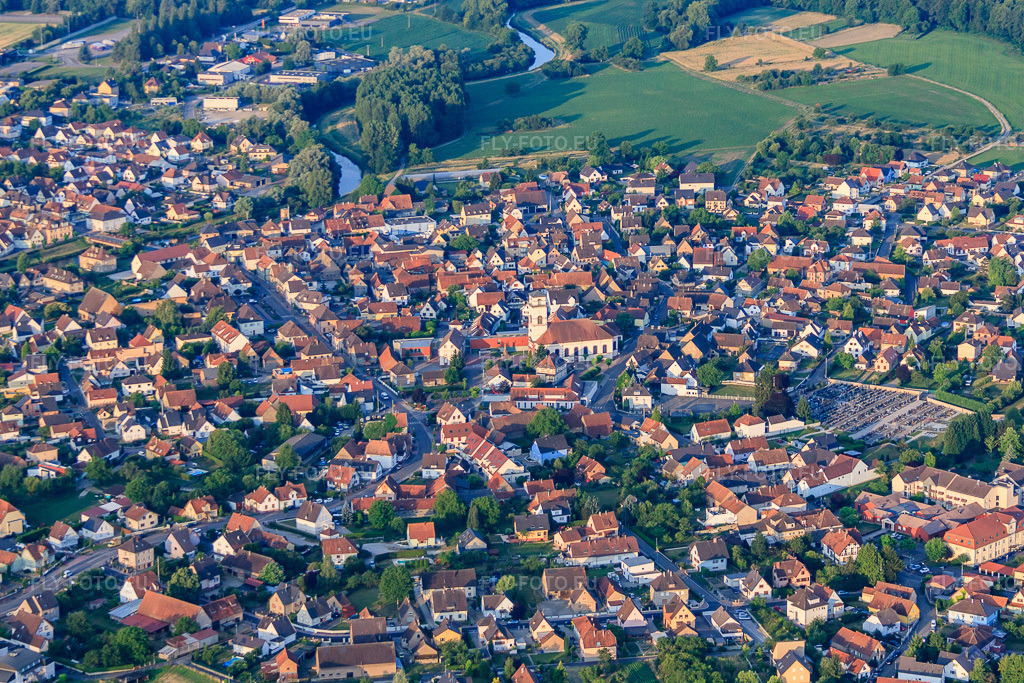Vue aérienne: Centre-ville avec la paroisse de Saint-Matthieu à Drusenheim dans le département Bas Rhin, France.Photo: IMG_68019.jpg prise le 19/06/2014 par Werner Riehm/FLY-FOTO.euRésolution de l'original: 4707 x 3138 px