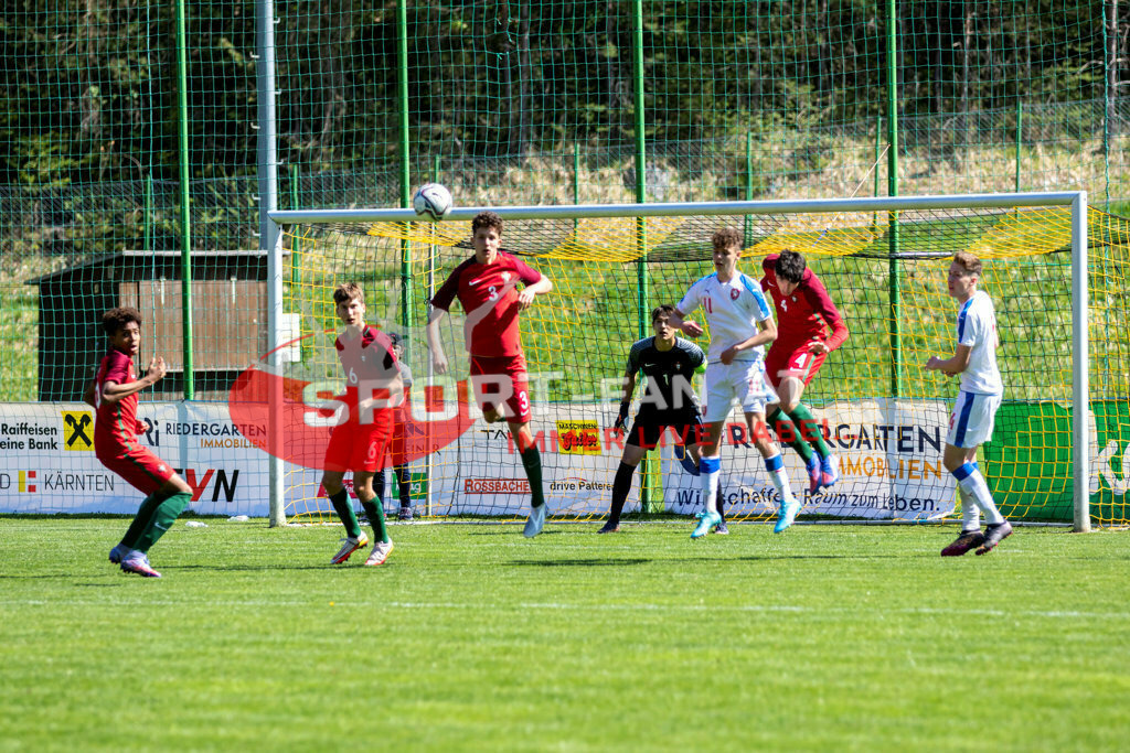 Portugal  U15 -Czech Republic U15 | RAFAEL MELO (Portugal #16) GONÇALO PINTO (Portugal #6) RUI SILVA (Portugal #3) TOBIAS KELLER (Czech Republic #1) FRANTISEK KAMENIK (Czech Republic #11) RAFAEL MOTA (Portugal #4) JIRI MICEK (Czech Republic #4) ; Portugal  U15 -Czech Republic U15 am 29.04.2022 in Arnoldstein
(Sportplatz), AUSTRIA, (Photo by Ernst Krawagner sport-fan.at) - Realisiert mit Pictrs.com