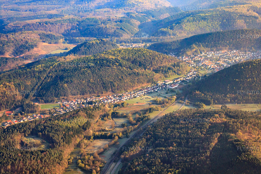 Luftbild: Ortsansicht von Osten in Hinterweidenthal im Bundesland Rheinland-Pfalz in Deutschland. Foto: IMG_39644.jpg vom 16.04.2011 durch Werner Riehm/FLY-FOTO.deAuflösung des Originals: 4752 x 3168 px