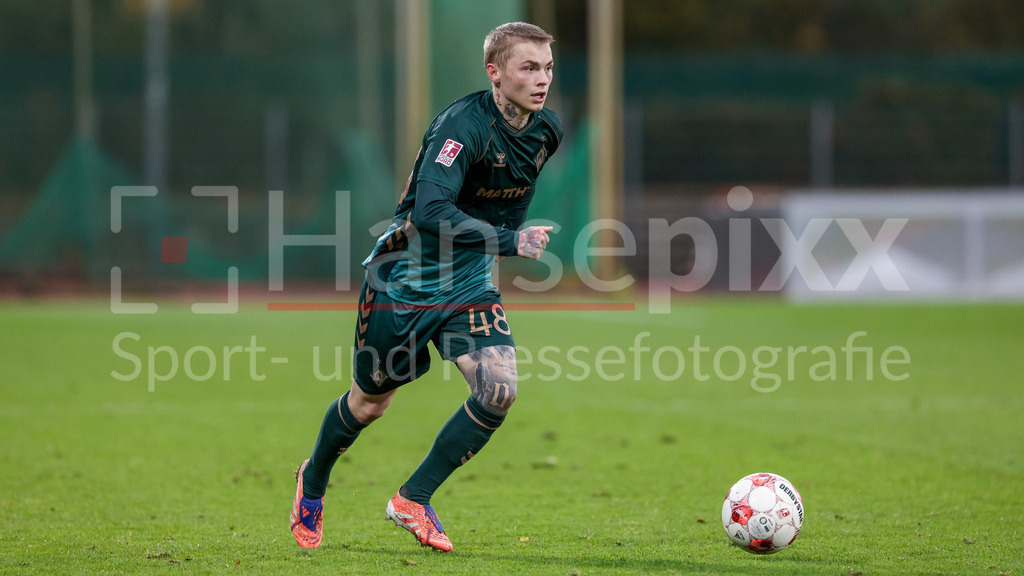 Fussball, Regionalliga Nord, SV Werder Bremen II - FSV Schöningen | Isak Hansen-Aaroen (Aaröen, SV Werder Bremen II, 48) am Ball, Freisteller, Einzelbild, Ganzkörper, Aktion, Action, Spielszene