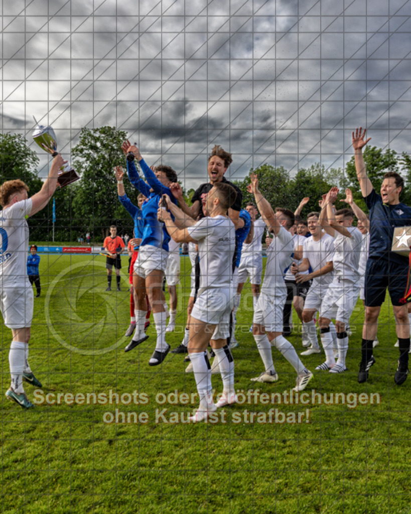 20250529_183756_0290-Bearbeitet | #,  VfL Kirchheim (blau) vs. 1.FC Eislingen (weiß), Fußball, Bezirkspokal Finale - Bezirk Neckar/Fils, 2024/2025, Rasenplatz VfL Stadion Kirchheim, Jesinger Straße 105, 73230 Kirchheim, 29.05.2025 - 16:30 Uhr,Foto: PhotoPeet-Sportfotografie/Peter Harich