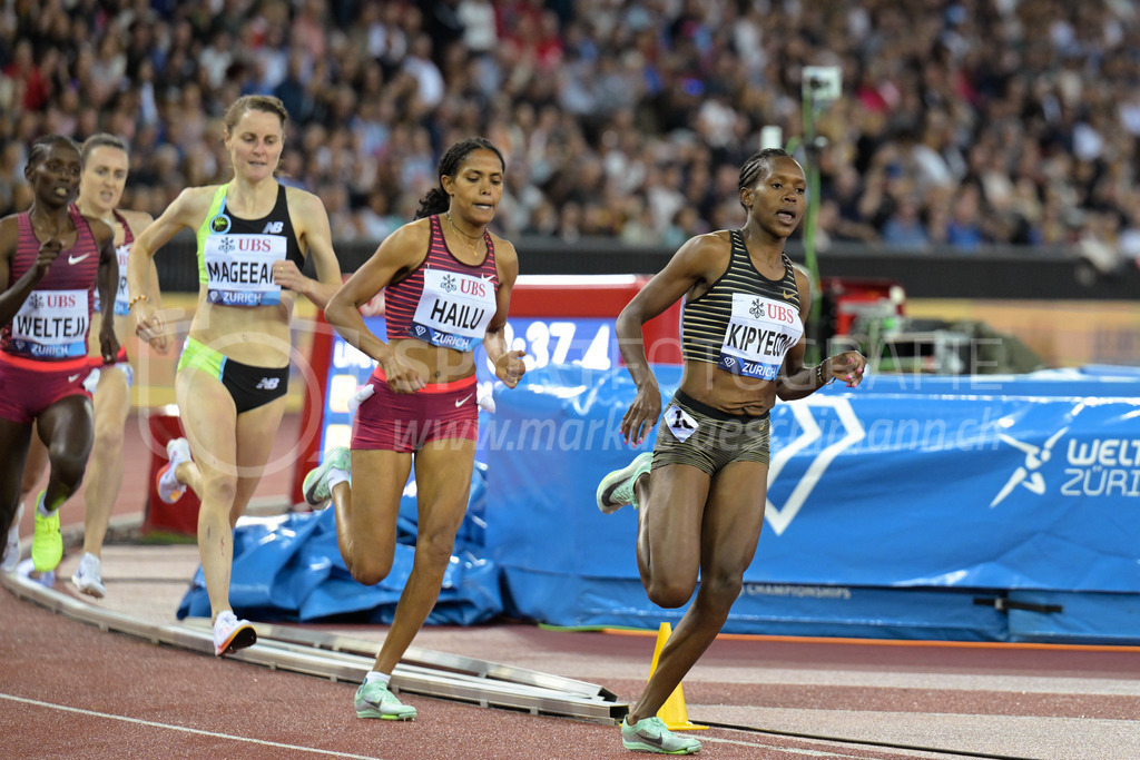 Leichtathletik: Weltklasse Zürich | 08.09.2022, Zürich, Letzigrund, Leichtathletik: Weltklasse Zürich, KIPYEGON Faith (KEN) vor HAILU Freweyni (ETH) und MAGEEAN Ciara (IRL) im 1500m-Lauf der Frauen. - Realisiert mit Pictrs.com