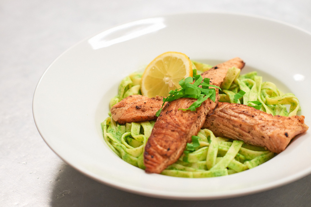 Cafe Sluka - Bärlauchnudeln mit gebratenem Lachs | Wien, Austria - March 28, 2018: Conditorei Sluka Rathausplatz; Bärlauchnudeln mit gebratenem Lachs. - Realisiert mit Pictrs.com