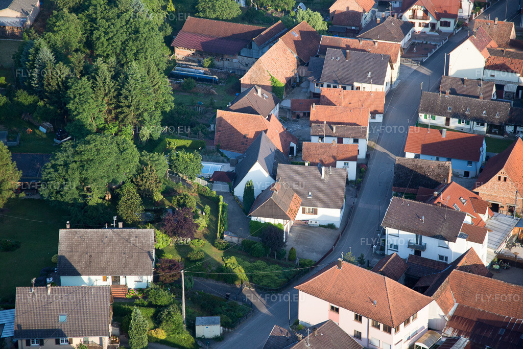 Vue aérienne: Vue de la ville à Scheibenhard dans le département Bas Rhin, France. Photo: IMG_082893.jpg prise le 26/06/2015 par Werner Riehm/FLY-FOTO.euRésolution de l'original: 5472 x 3648 px