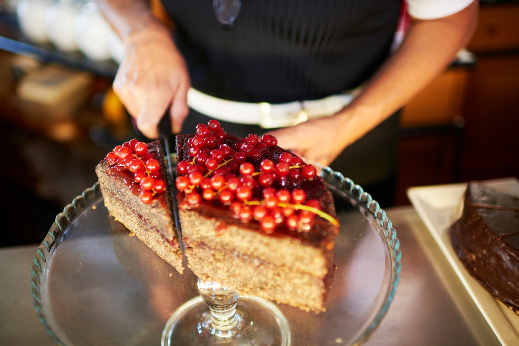 Cafe Goldegg | Wien, Austria - August 29, 2017: Cafe Goldegg, eine Mohntorte wird angeschnitten. - Realisiert mit Pictrs.com