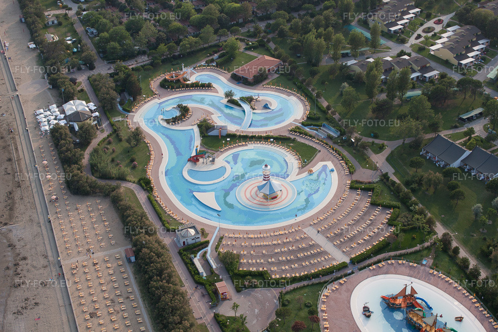 Vue aérienne: Schwimmbecken mit Piratenschiff des Freibades Playaloca in [§2] à le quartier Duna Verde in Caorle dans le département Vénétie, Italie – .Photo: IMG_50288.jpg prise le 07/06/2012 par Werner Riehm/FLY-FOTO.eu – Résolution de l'original: 4752 x 3168 px