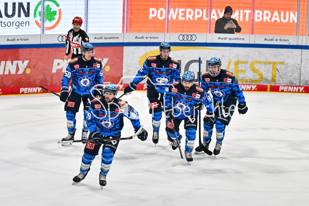 ERC Ingolstadt - Eisbären Berlin | INGOLSTADT, GERMANY - 18. DECEMBER: Jubel der Schanzer nach dem Treffer zum 3-2 durch Austen KEATING (ERC Ingolstadt 89) / Tor / Torschuetze / Freude / Happy  während dem Match zwischen dem ERC Ingolstadt und den Eisbären Berlin am 29. Spieltag der Penny DEL in der Saturn Arena