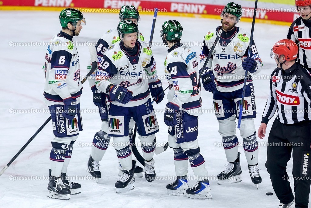 KEC20042601018 | 20.04.2026, Eishockey, DEL Halbfinale Play-Offs, Kölner Haie - Eisbären Berlin, Spiel 6, Lanxess-Arena Köln: Torjubel nach dem Tor zum 1:0 durch Torschütze Jonas Müller (Eisbären Berlin #18)  zusammen mit  Liam Kirk (Eisbären Berlin #94) Kai Wissmann (Eisbären Berlin #06) 