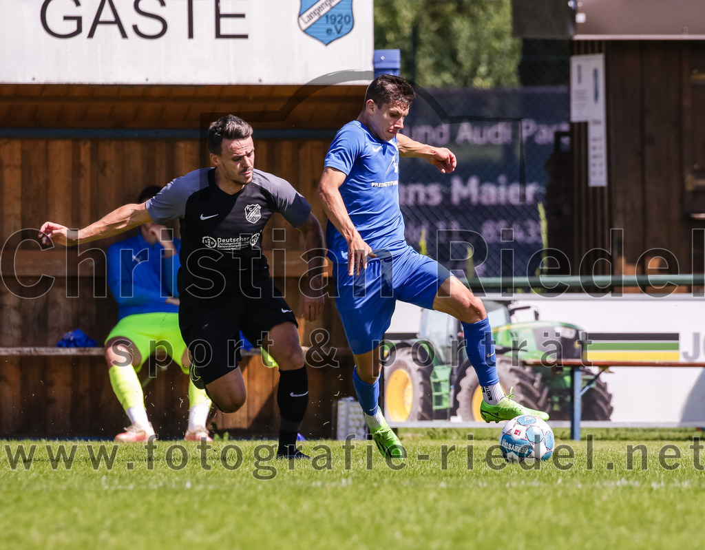2023-08-12_112_FC_Langengeisling_gegen_ESV_Freilassing | Erding, Deutschland, 12.08.2023:
Fußball, Bezirksliga Oberbayern Ost 2023 / 2024, 4. Spieltag, FC Langengeisling gegen ESV Freilassing, Endergebnis: 2:1

Maximilian Hintermaier (FC Langengeisling, #13), Tim Bageritz (ESV Freilassing, #20)

Foto: Christian Riedel / fotografie-riedel.net