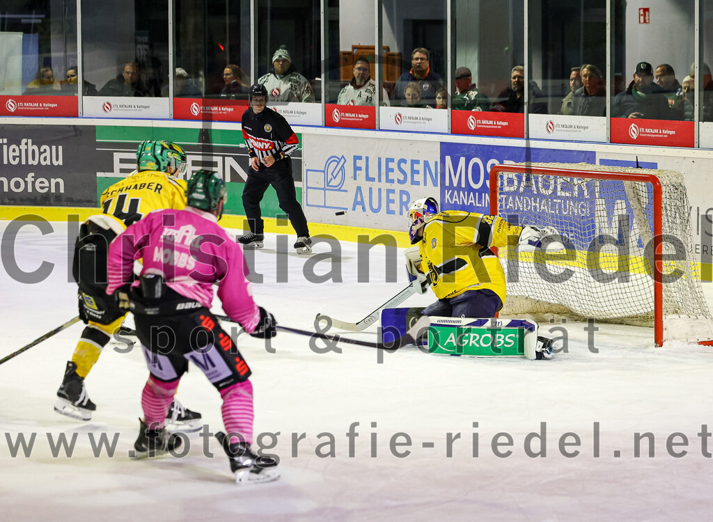 2025-10-28_160_TSV_Erding_gegen_Toelzer_Loewen | Erding, Deutschland, 28.10.2025:Eishockey, Oberliga Süd 2025 / 2026, 13. Spieltag, TSV Erding gegen Tölzer Löwen, Endergebnis: 2:5Christoph Fischhaber (Tölzer Löwen, #14), Grady Hobbs (Erding Gladiators, #22), Torwart Matthias Bittner (Tölzer Löwen, #32)Foto: Christian Riedel / fotografie-riedel.net