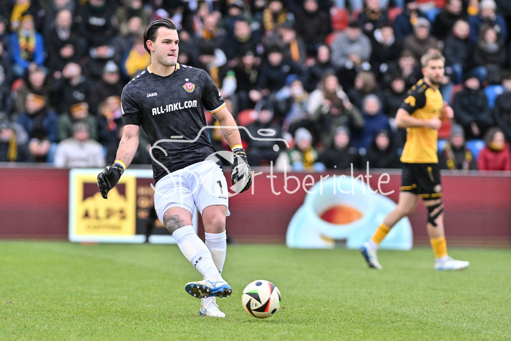 SpVgg Unterhaching - Dynamo Dresden | am Ball Tim Stanislav SCHREIBER (Dynamo Dreseden 1) / Freisteller / Einzelfoto / 3. Liga: SpVgg Unterhaching - Dynamo Dresden, Uhlsportpark am 21.12.2024